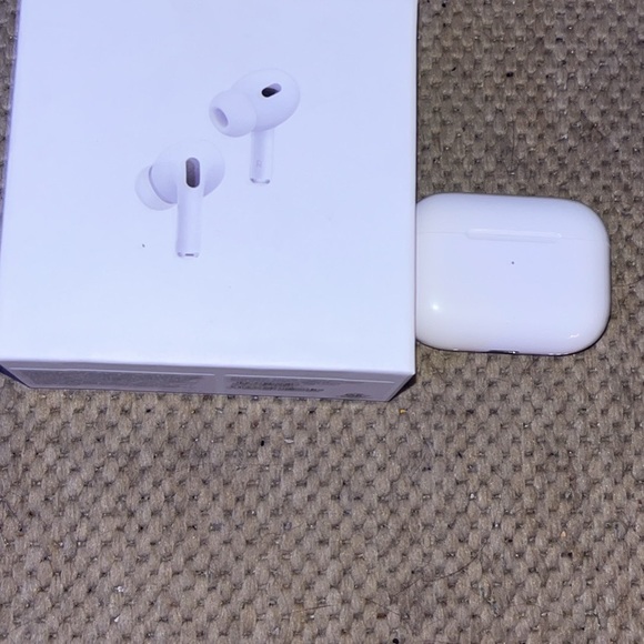 Apple AirPod pro generation 2 usb-c version comes with braided Apple cable.